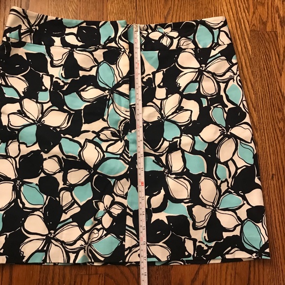 Blue black and white patterned business skirt - Picture 5 of 6